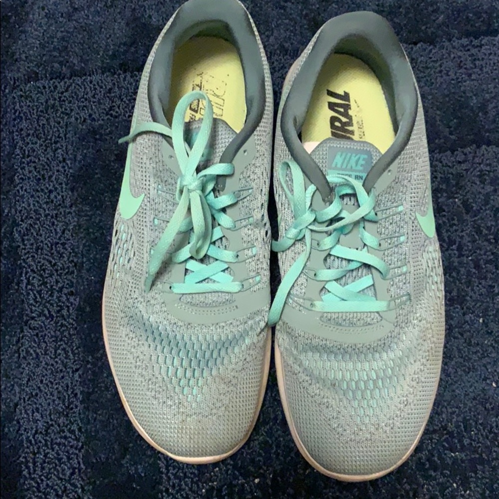 NIKE FREE RUNS